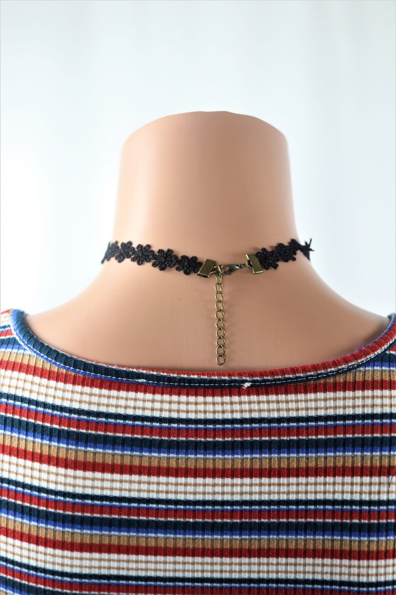 Floral Choker Single layer floral embroidered choker with pendant.